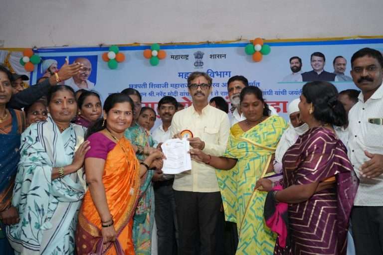 दौंड येथे सेवा पंधरवड्यात ५०० हून लाभपत्राचे वितरण