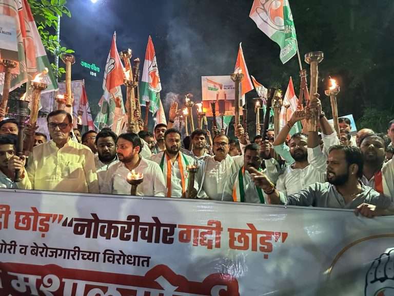मशाल मोर्चातून महाराष्ट्र युवक काँग्रेसचा मतदान चोरी आणि बेरोजगारीविरोधात सरकारला इशारा!