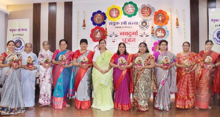 उद्योग क्षेत्रातील नव दुर्गांचे विद्यार्थ्यांकडून पूजन 