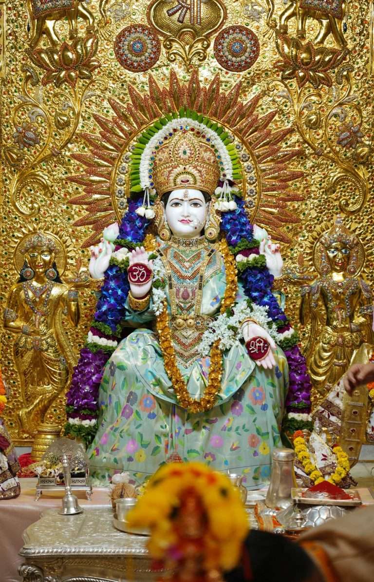 सारसबागेसमोरील श्री महालक्ष्मी मंदिरात पारंपरिक पद्धतीने घटस्थापना 