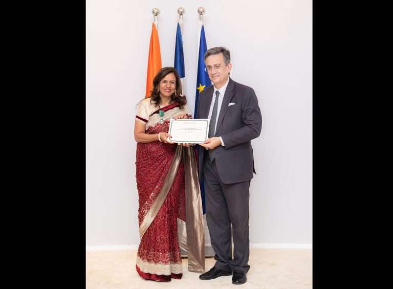 संगीता जिंदाल शेव्हेलियर दे ल’ऑर्ड्रे देस आर्ट्स एट देस लेट्रेसया फ्रेंच पुरस्काराने सन्मानित