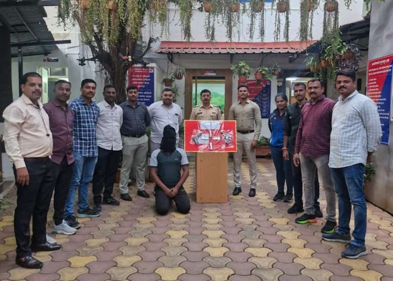२ देशी पिस्टल बाळगून फिरणाऱ्या २२ वर्षीय ओमकार जाधवला पकडले