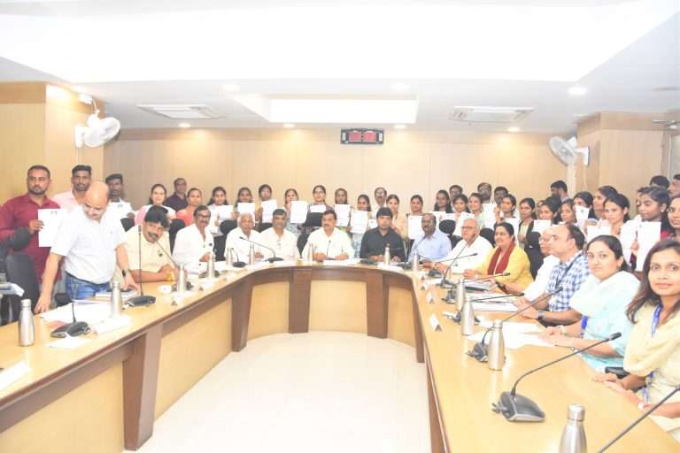 अनुसुचित जाती कल्याण समितीच्या हस्ते विद्युत सहाय्यकांना नियुक्तीपत्रे