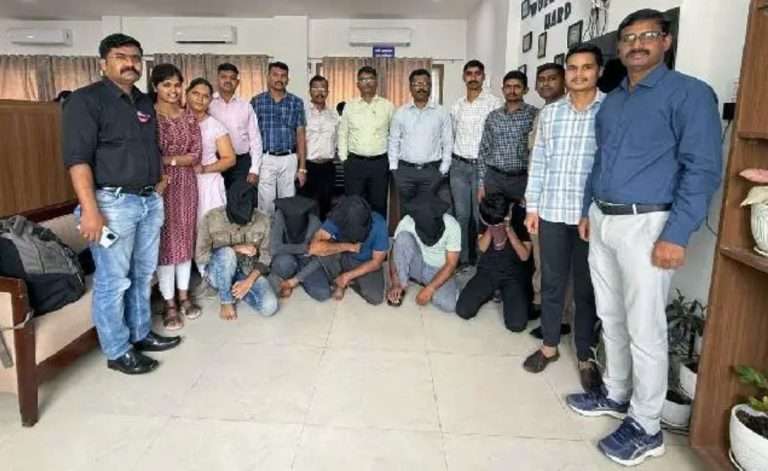 शेअर मार्केट ट्रेडिंग अ‍ॅपवर’श्रीमंत व्हा’ -20 ते 25 कोटींची फसवणूक :कोंढव्यातील ओंकार प्राईड हॉटेलवर छापा-सांगलीच्या २ भामट्यांसह ७ जणांची टोळी पकडली