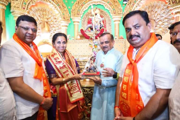 2018 साली फडणवीस यांनी विधानसभेत मराठा आरक्षणाची मागणी केली होती आणि उपायही सुचवले..मग आता का अंमलात आणीत नाहीत ?