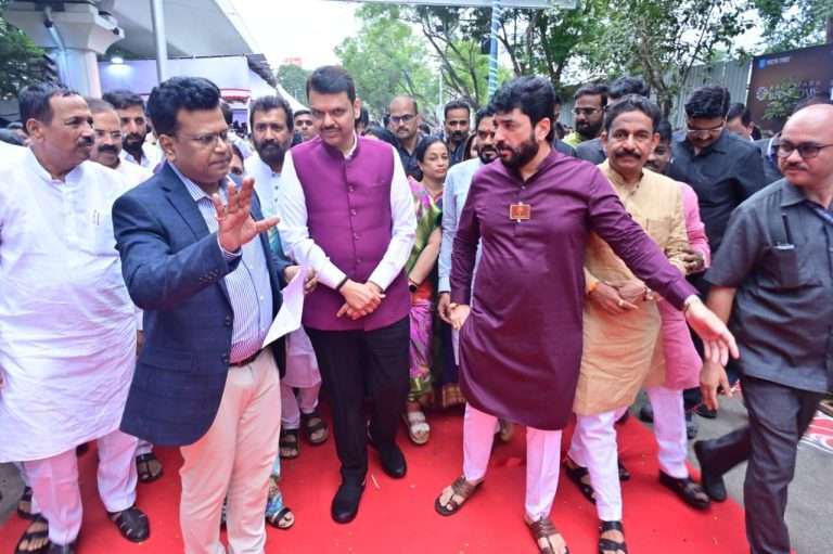 सिंहगड रस्त्यावर पुण्यातील सर्वात मोठा उड्डाणपूल मुख्यमंत्र्यांच्या हस्ते लोकार्पण करून वाहतुकीसाठी झाला खुला