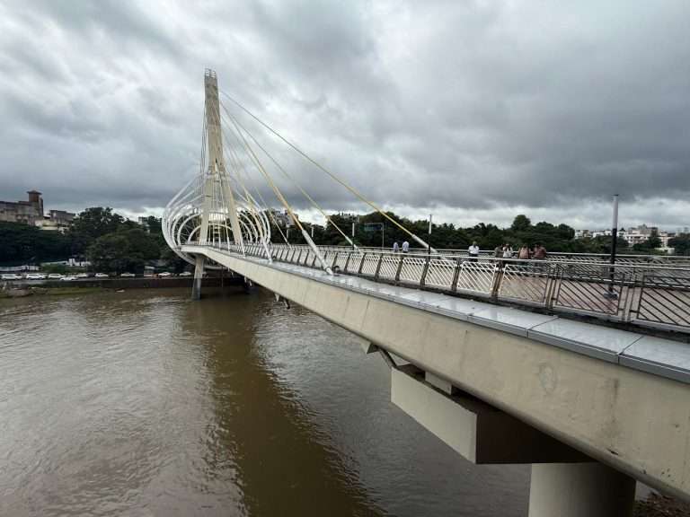 मुख्यमंत्री देवेंद्र फडणवीस यांच्या हस्ते पुणे मेट्रोच्या पादचारी पुलाचे उद्घाटन