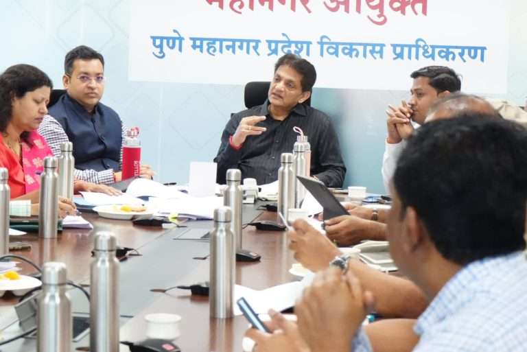 हिंजवडी, चाकणमधील रस्ते विकास कामांचा आढावा