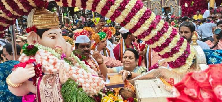 डॉ. नीलम गोऱ्हे यांनी पुण्यातील गणेश विसर्जन मिरवणुकीत मनाच्या कसबा गणपतीला अर्पण केला पुष्पहार