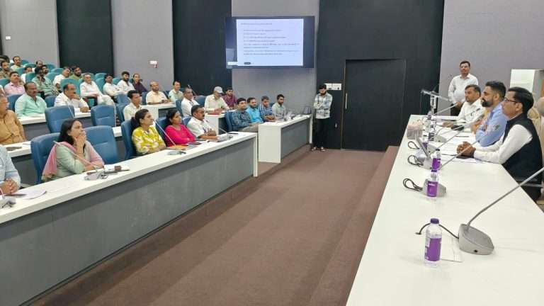 कृत्रिम वाळू निर्मितीसाठी अधिकाधिक व्यवसायिकांनी नोंदणी करावी – जिल्हाधिकारी जितेंद्र डुडी