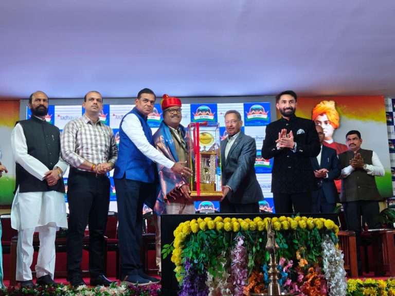 प्रा चेतन दिवाण जाधवर ग्रुप ऑफ इन्स्टिट्यूट च्या आदर्श शिक्षक पुरस्काराने सन्मानित