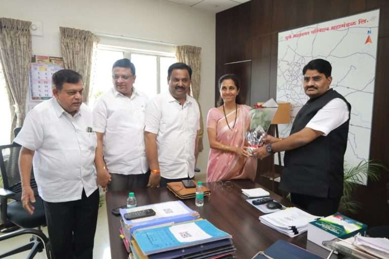 ४० वर्षांपासूनची “पुष्पक वाहिनी” ही शववाहीकेची सेवा अचानक बंद का? सुप्रिया सुळे थेट PMPML कार्यालयात …