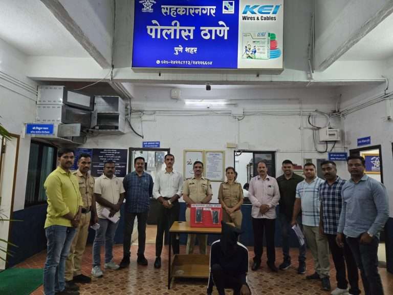 चव्हाणनगर कमानीजवळ  मारहाण करून जबरीने लुटणारे तिघे ट्रेझर पार्कजवळ पकडले, २ अल्पवयीन