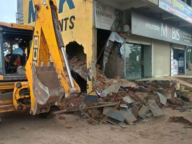 चाकणमधील १५० अतिक्रमणे जमीनदोस्त २१ होर्डींग्ज हटवले