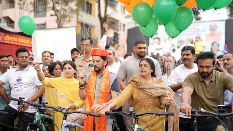 पंतप्रधान मोदी यांच्या ७५ व्या वाढदिवसानिमित्त सायकल चालवत,पायी चालत दिला शारीरिक स्वास्थ्य व पर्यावरण रक्षणाचा संदेश