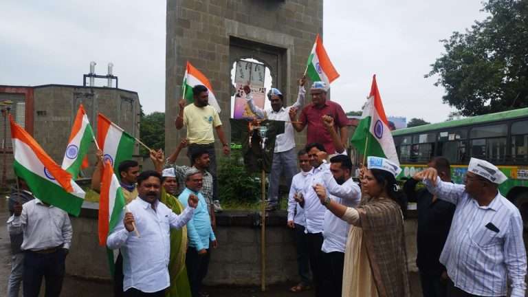 पाकबरोबर क्रिकेट खेळणे, म्हणजे शहिदांच्या टाळूवरचे लोणी खाणे – भाजपावर आप चा प्रहार