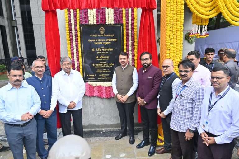 मुख्यमंत्र्यांच्या हस्ते सीओईपी तंत्रज्ञान विद्यापीठाच्या ग्रंथालय व संगणक अभियांत्रिकी विभागाच्या नूतन इमारतीचे उद्घाटन_