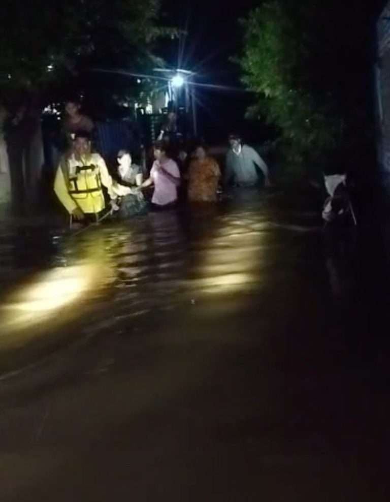 थेऊरमध्ये पुरात अडकलेल्या ७० ग्रामस्थांना पीएमआरडीएच्या बचाव पथकाकडून सुरक्षित स्थळी हलवले