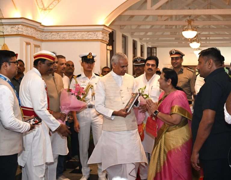 राज्यपाल शपथविधी प्रसंगी उपसभापती डॉ. नीलम गोऱ्हे यांनी राज्यपालांचे सत्कार करून व्यक्त केल्या सदिच्छा