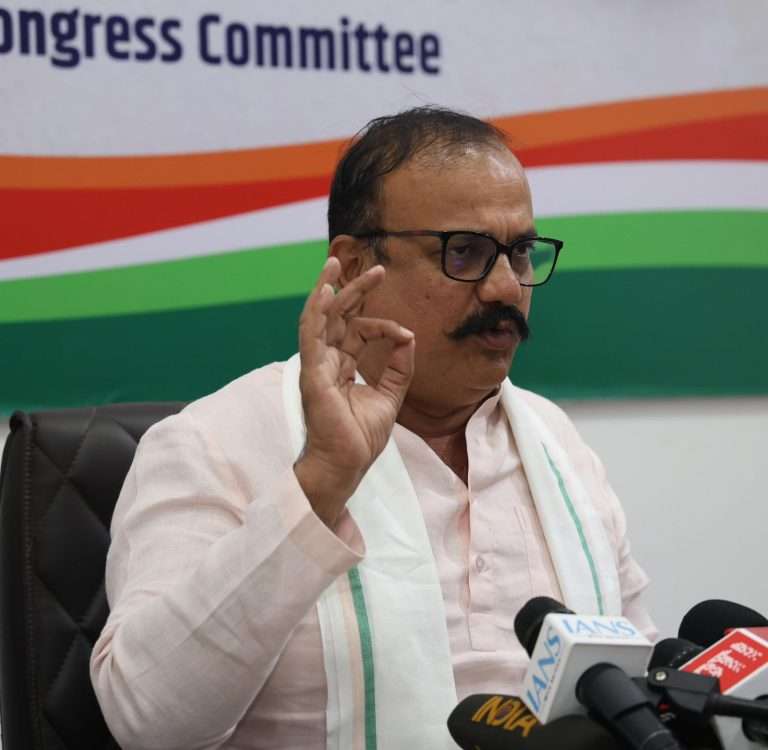 अतिवृष्टीमुळे उद्धवस्त शेतक-यांना रब्बी हंगामासाठी बियाणे व खते मोफत पुरवा.