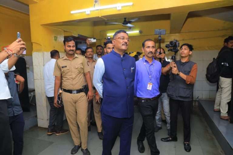 पुणे दौऱ्यावर असताना स्वारगेट बसस्थानकाला परिवहन मंत्र्यांची अचानक भेट