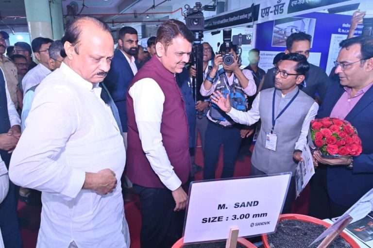 येत्या १ मे पर्यंत सेवा हमी कायद्यांतर्गत अकराशे सेवा डिजीटल करणार-देवेंद्र फडणवीस