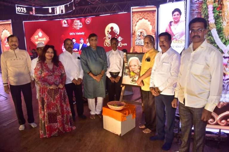 पुणे नवरात्रौ महोत्सव मध्ये जेष्ठ संगीतकार श्रीनिवास खळे यांच्या आठवणीना उजाळा