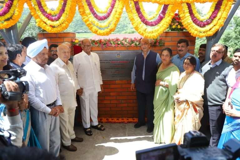 सरहदच्या गुजरवाडी शैक्षणिक संकुलात ‘विजय धर ॲम्फी थिएटर’चे उद्घाटन