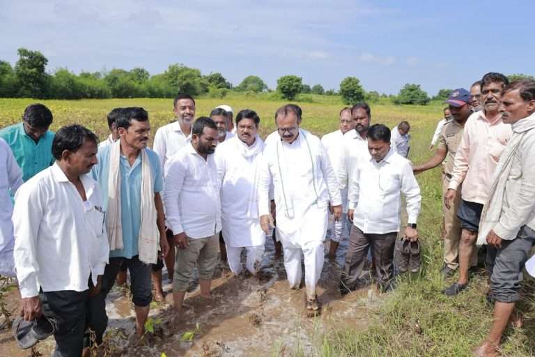 मुख्यमंत्री, उपमुख्यमंत्री व मंत्र्यांची विधाने लाजीरवाणी; मदत करता म्हणजे उपकार करता काय?