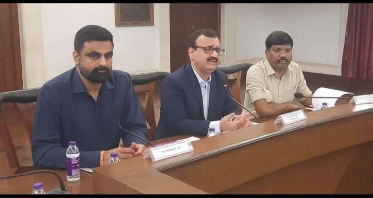 विभागीय आयुक्त डॉ. चंद्रकांत पुलकुंडवार यांच्या अध्यक्षतेखाली राजकीय पक्ष प्रमुखांची बैठक संपन्न