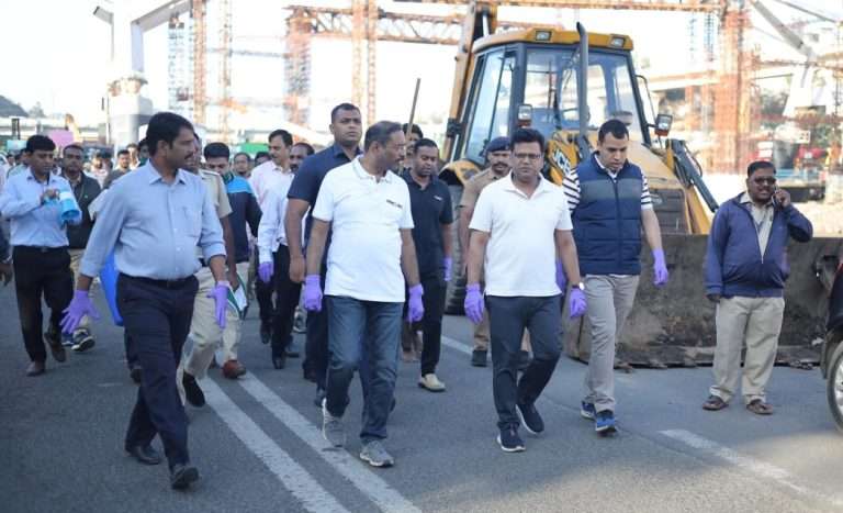 भिडे पूल,आणि नदी पात्र परिसरात श्रमदानाने स्वच्छता मोहिमेत  नवल किशोर,पृथ्वीराज, चंद्रन, दिवटे सहभागी