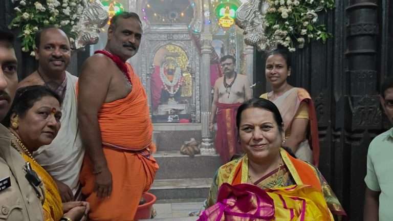 उपसभापती डॉ. नीलम गोऱ्हे यांचे कोल्हापूर महालक्ष्मी देवी दर्शन व पदाधिकाऱ्यांना मार्गदर्शन