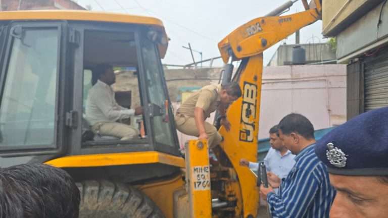 टिपु सत्तार पठाणचे अनाधिकृत कार्यालयाचे बांधकाम पोलिसांनी केले भुईसपाट