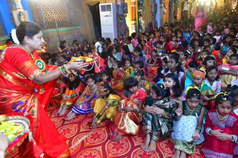 २७व्या पुणे नवरात्रौ महिला महोत्सवातकन्यापूजानात १००० कन्या सहभागी