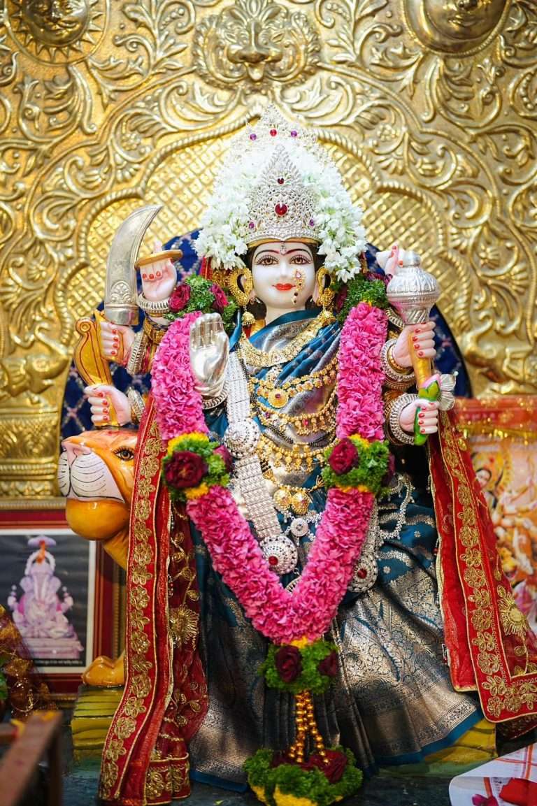 कळस म्हस्के वस्ती येथे शारदीय नवरात्र उत्सवात कोल्हापूर महालक्ष्मी मंदिराची भव्य प्रतिकृती