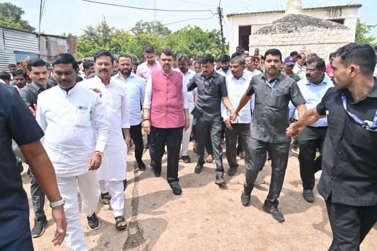 मुख्यमंत्र्यांकडून सोलापूर जिल्ह्यातील पूरग्रस्त भागाची पाहणी