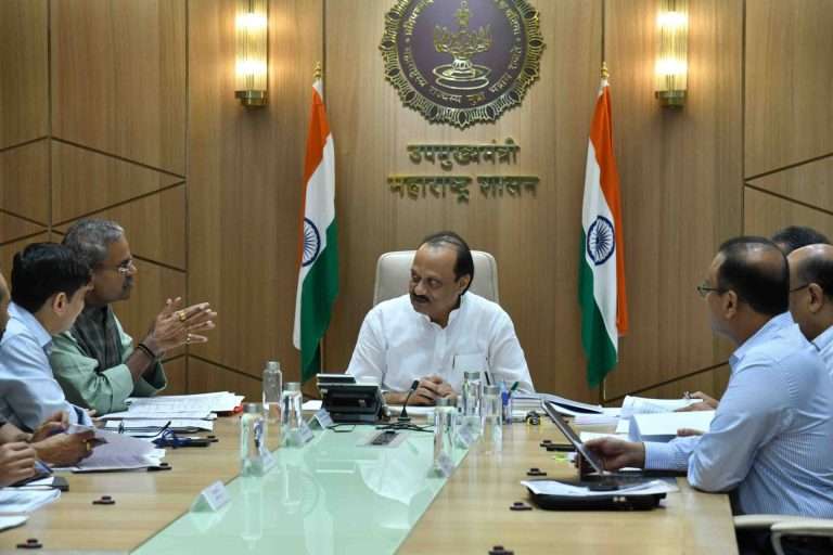 प्राधिकरणांनी सुसज्ज रस्ते, सोयी सुविधा असणारे म्हाडाचे लेआउट मंजूर करून त्यानुसार प्रकरणपरत्वे एकल किंवा समूह पुनर्विकास करावा- उपमुख्यमंत्री अजित पवार