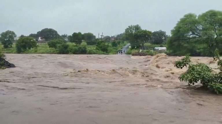 मुंबईत मुसळधार पावसाचा इशारा:उघड्या मॅनहोलजवळ बसले कर्मचारी