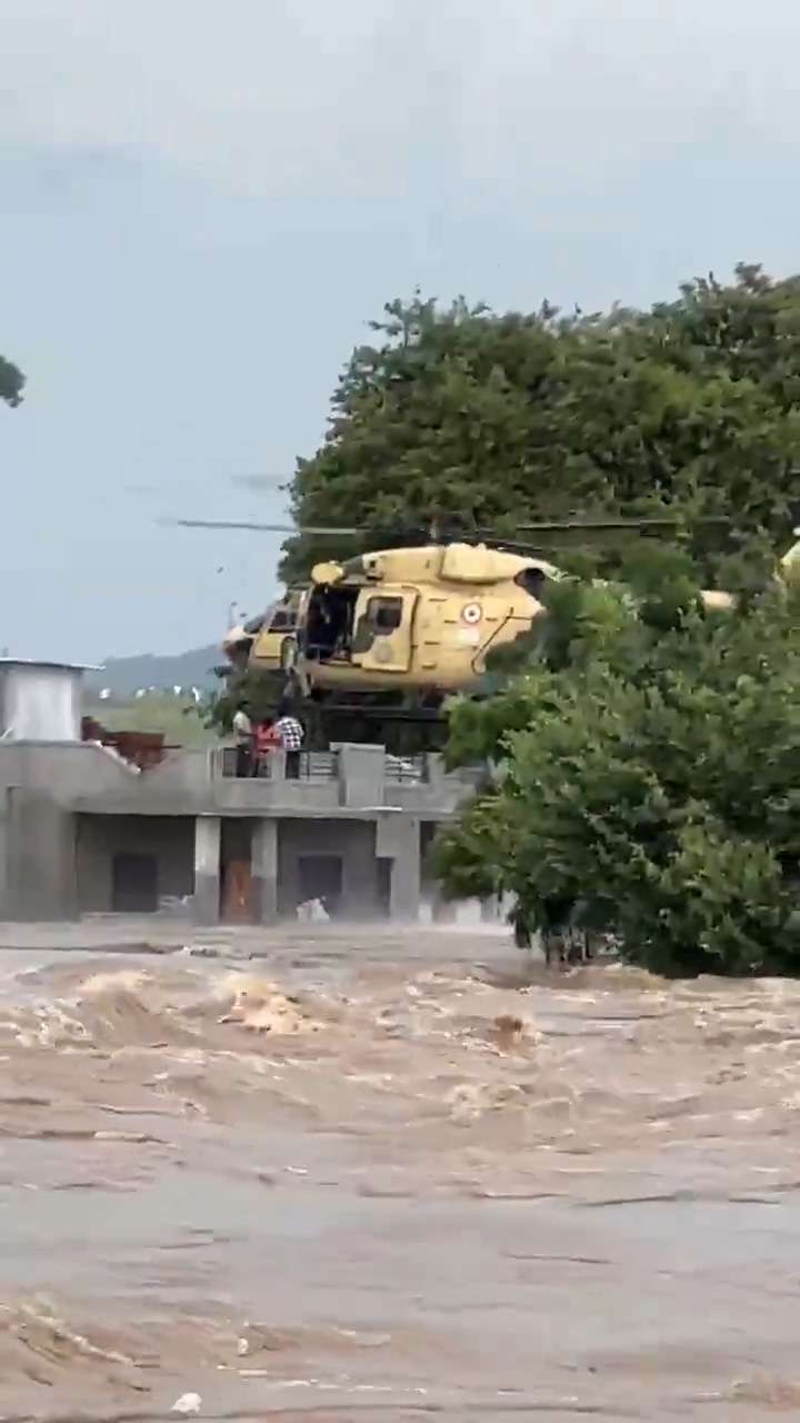 अनेक गावात शिरले पाणी, ग्रामस्थांना हेलिकॉप्टरने केले एअरलिफ्ट