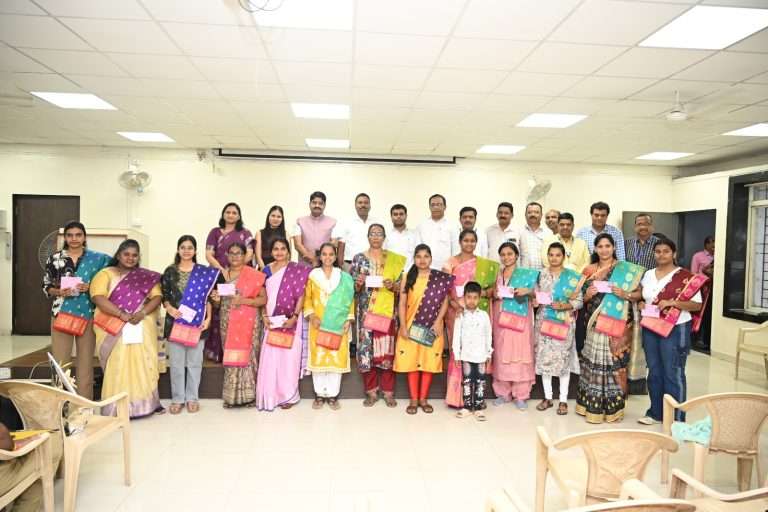 PMPML विजेत्या महिलांना पैठणी व एक महिन्याच्या मोफत बस प्रवास पासचे वितरण.