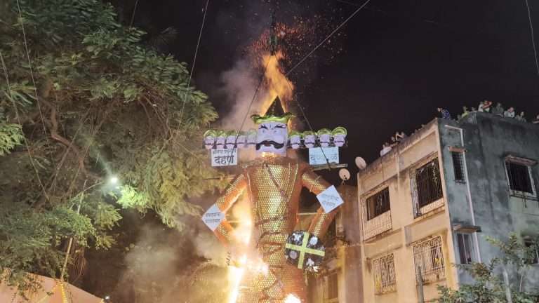 पुण्यात  तीस फुटी रावणाच्या प्रतिकृतीचे दहन