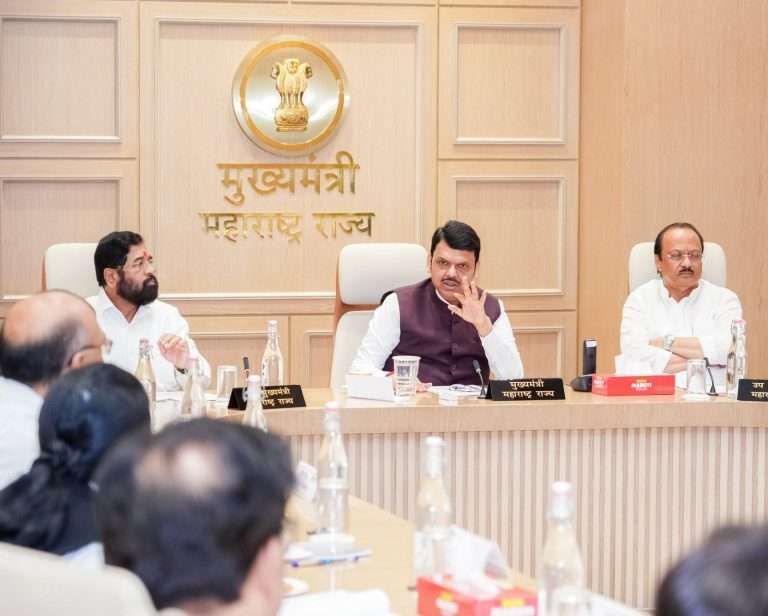 मंत्रिमंडळ बैठकीत मंत्री – प्रशासनात शेतकऱ्यांना मदत करण्यावरून वादावादी :चक्क मुख्यमंत्र्यांवर आली मध्यस्थी करण्याची वेळ