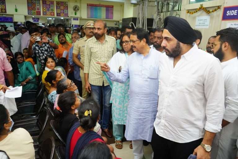 मुंबईतील महापालिका रुग्णालये व्हेंटिलेटरवर:7 हजार कोटींचा निधी जातो कुठे? खासदार वर्षा गायकवाड यांचा संतप्त सवाल