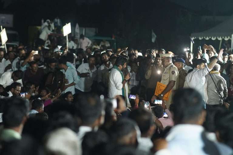 कोर्टाने दिलेली वेळ संपली पण ..बच्चू कडू यांचे आंदोलन सुरूच; म्हणाले- आम्ही आंदोलन स्थळ सोडू, पण आमची व्यवस्था तुरुंगात करा