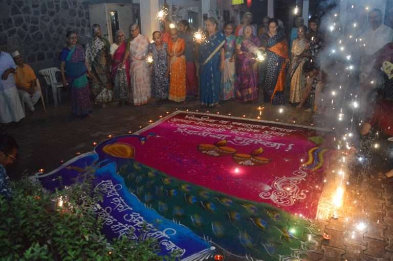 दिवाळीचा पहिला दिवा निवारा वृद्धाश्रमातील आजी-आजोबांसोबत