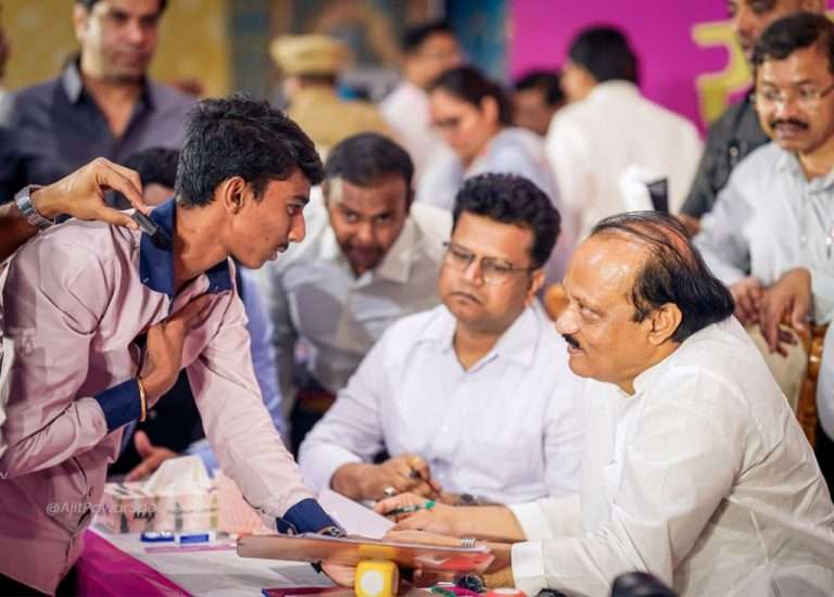 नेत्याभवती समस्यांची गर्दी झाली…उठा उठा मतदानाचे बटन दाबण्याची वेळ आली…