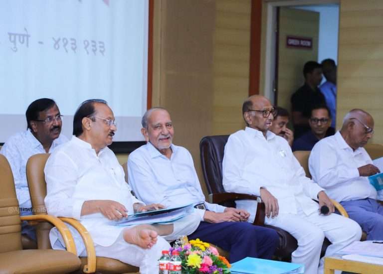 शरद पवार -अजित पवार पुन्हा एका व्यासपीठावर …