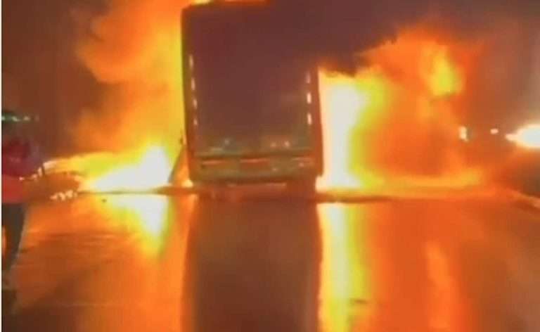 बंगळुरूला जाणाऱ्या बसला आग, 25 प्रवासी जिवंत जळाले:एका दुचाकीची बसच्या इंधन टाकीला धडक झाल्याने आग लागली