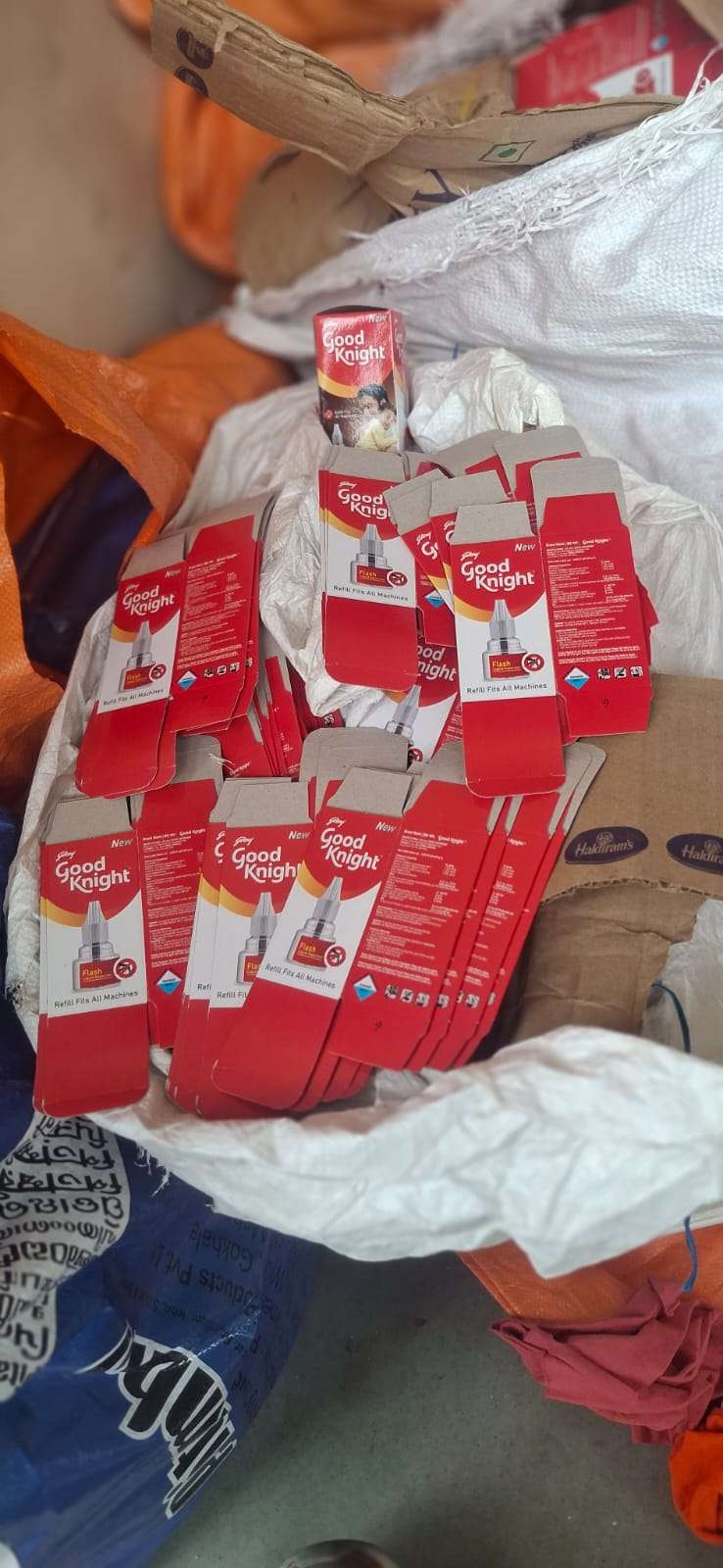 बनावट गुडनाइट उत्पादने बनवणाऱ्या बेकायदेशीर कारखान्यावर महाराष्ट्र पोलिसांचा छापा