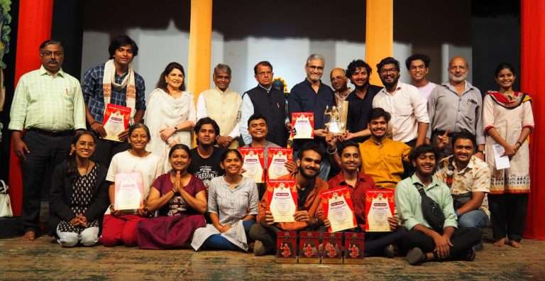 रंगकर्मींनी शस्त्रांचे नव्हे तर शब्दांचे पूजन करावे